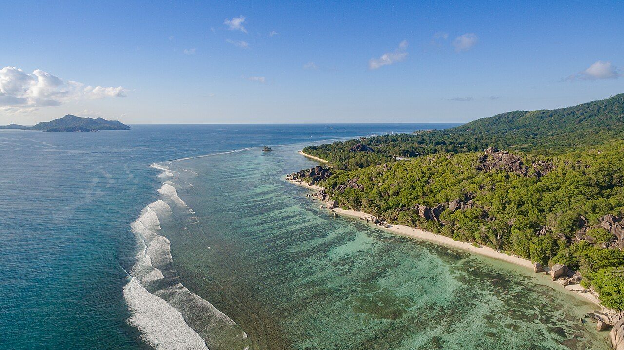 Anse Source d'Argent Strand Luftbild, La Digue Seychellen (25745835258)