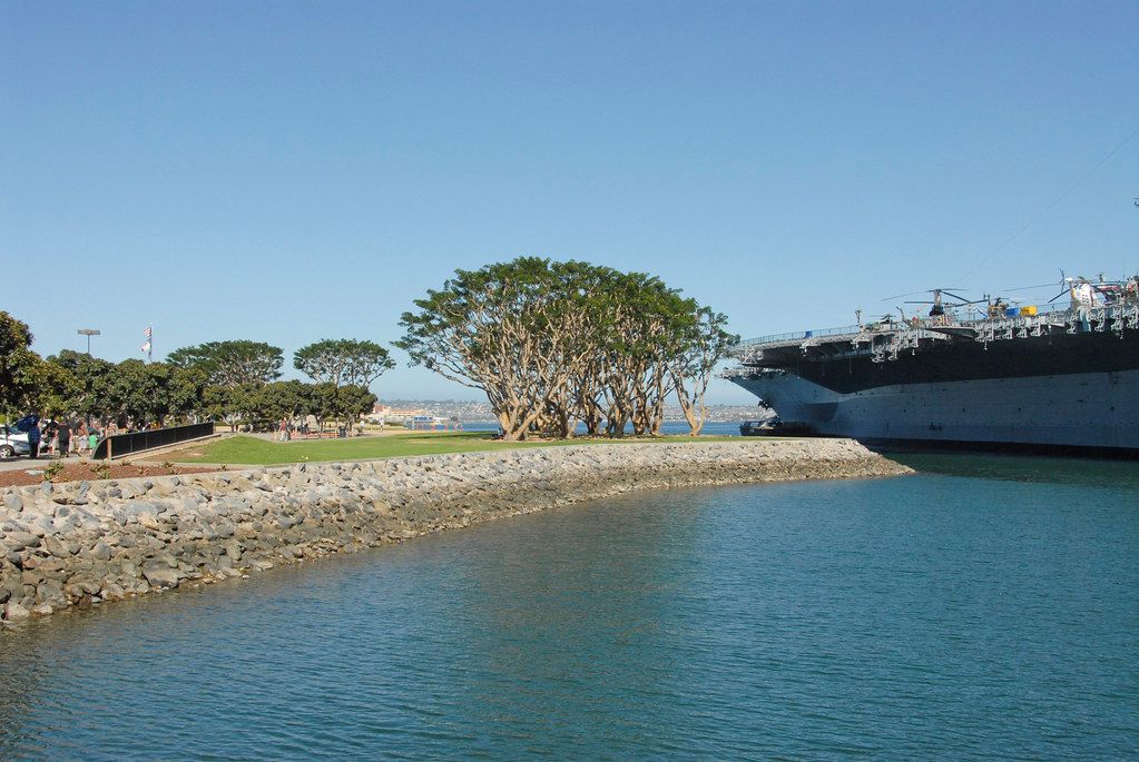 Kissing Sailor @ USS Midway CV41