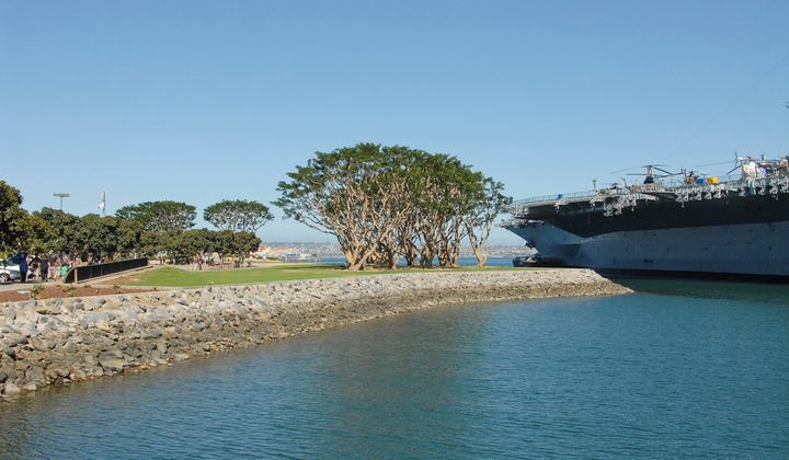 Kissing Sailor @ USS Midway CV41