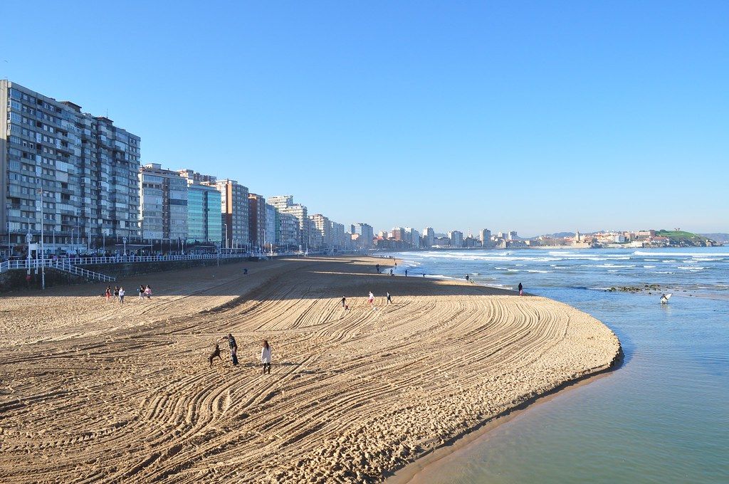 Paseo de la playa de San Lorenzo de noche