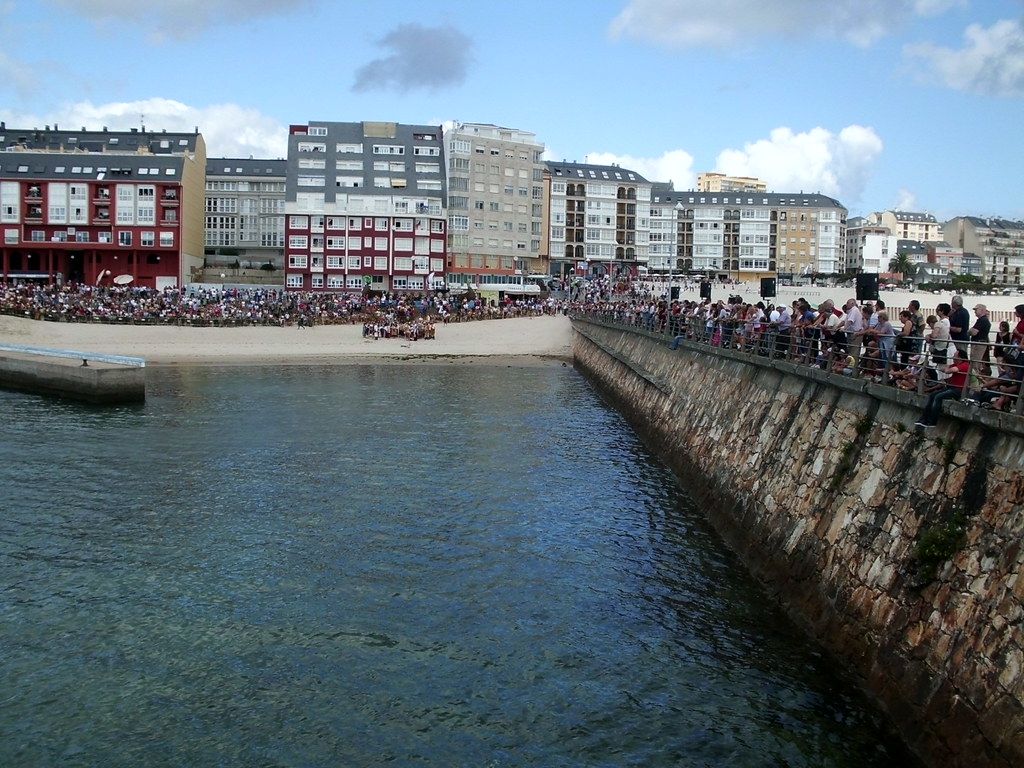 O público ateigou o espigón e as beiras da praia