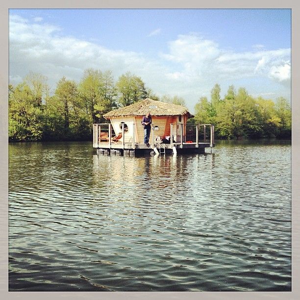 Cabane Flotante #cabane #flotante #original #france #cabanesdesgrandslacs #franchecomté #chasseylesmontbozon #insolite #love #lac #canoë #barque #pech