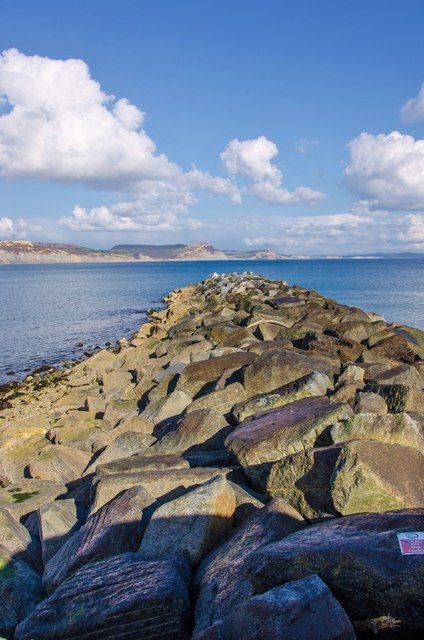 Lyme Regis: Large rocks protect the beaches