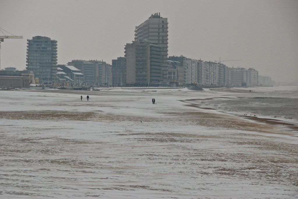 La Grande plage figée par le froid (Ostend)