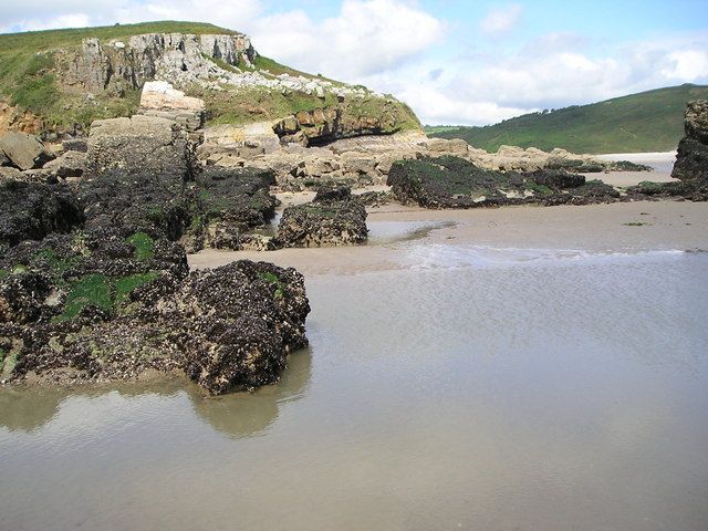 Sands and seaweed covered rocks