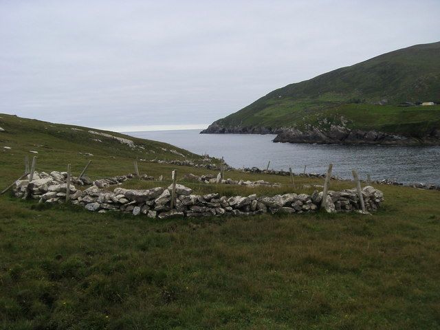 Enclosure above the entrance to the bay