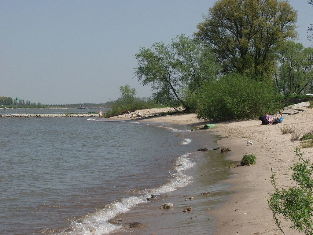 Beach, river, Woudrichem,
