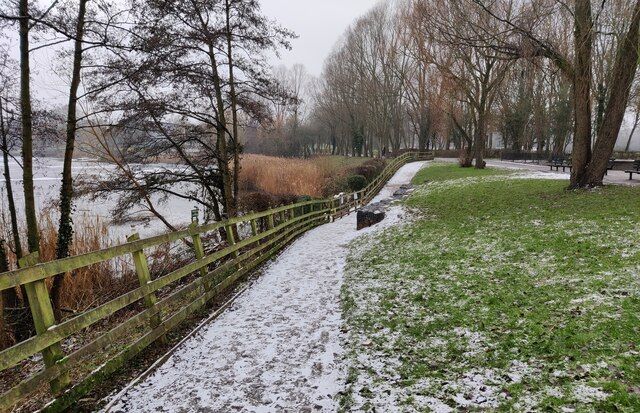 Icy path along the shoreline of the Arrow Valley Lake