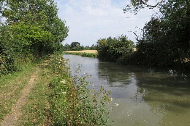 Grand Union Canal heading for Yelvertoft Marina