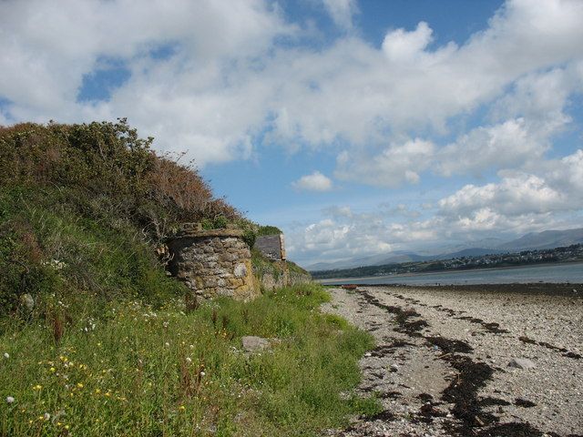 The beach wall of, and access to, Menaifron