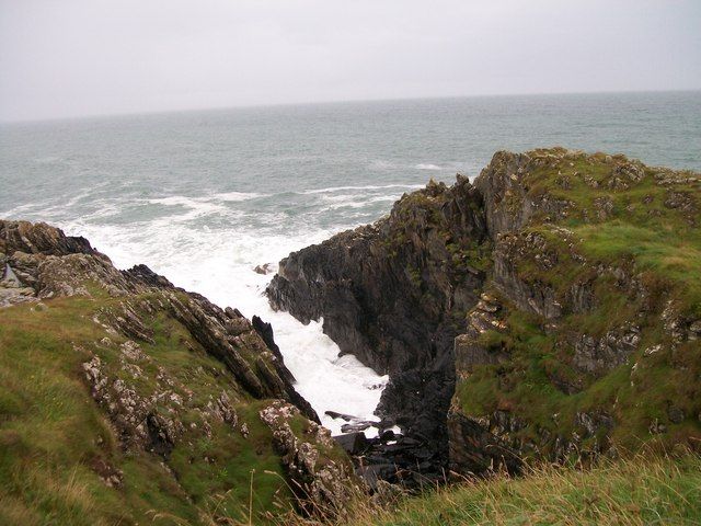 Rugged cove between Legatinny and Lignaballogy