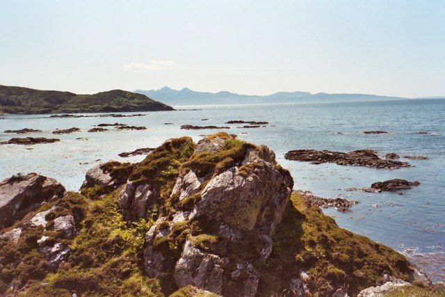 Heather clad outcrop at Inver Dalvil