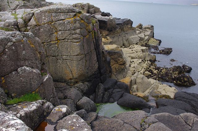 Shoreline rocks, An Aird