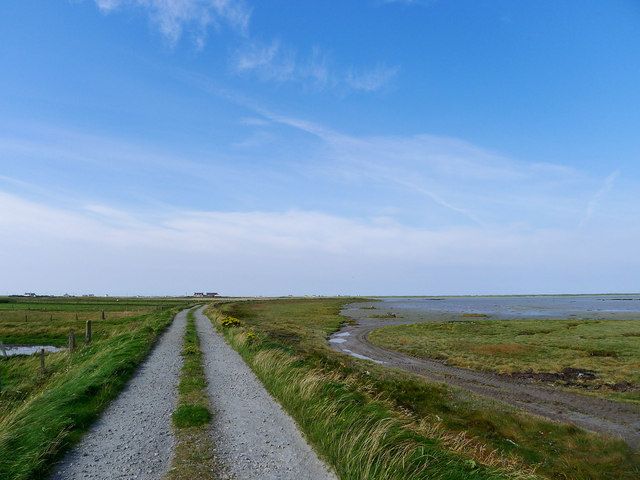 Minor road beside the strand at Iochdar