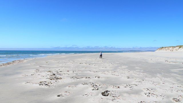 The crowded beach on Baile Sear