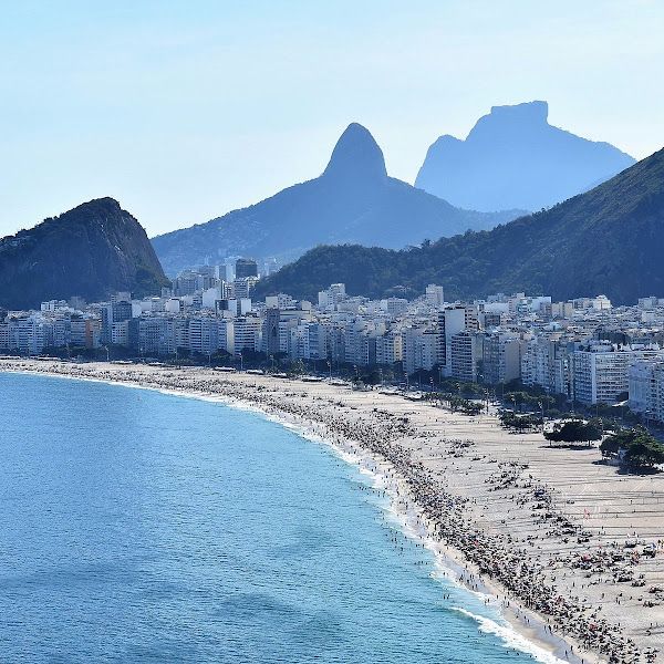 Portão de pedra na Ladeira do Leme