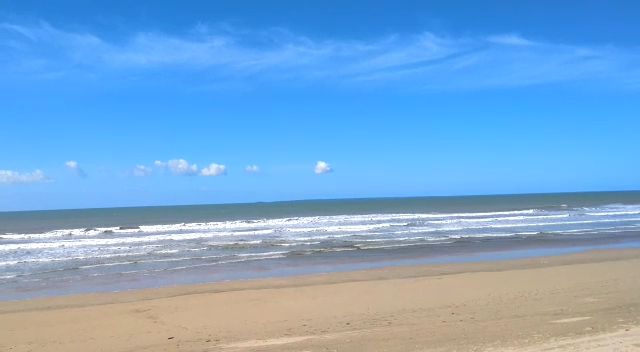 Spelen in het zand op het strand #Benthe #Frankrijk