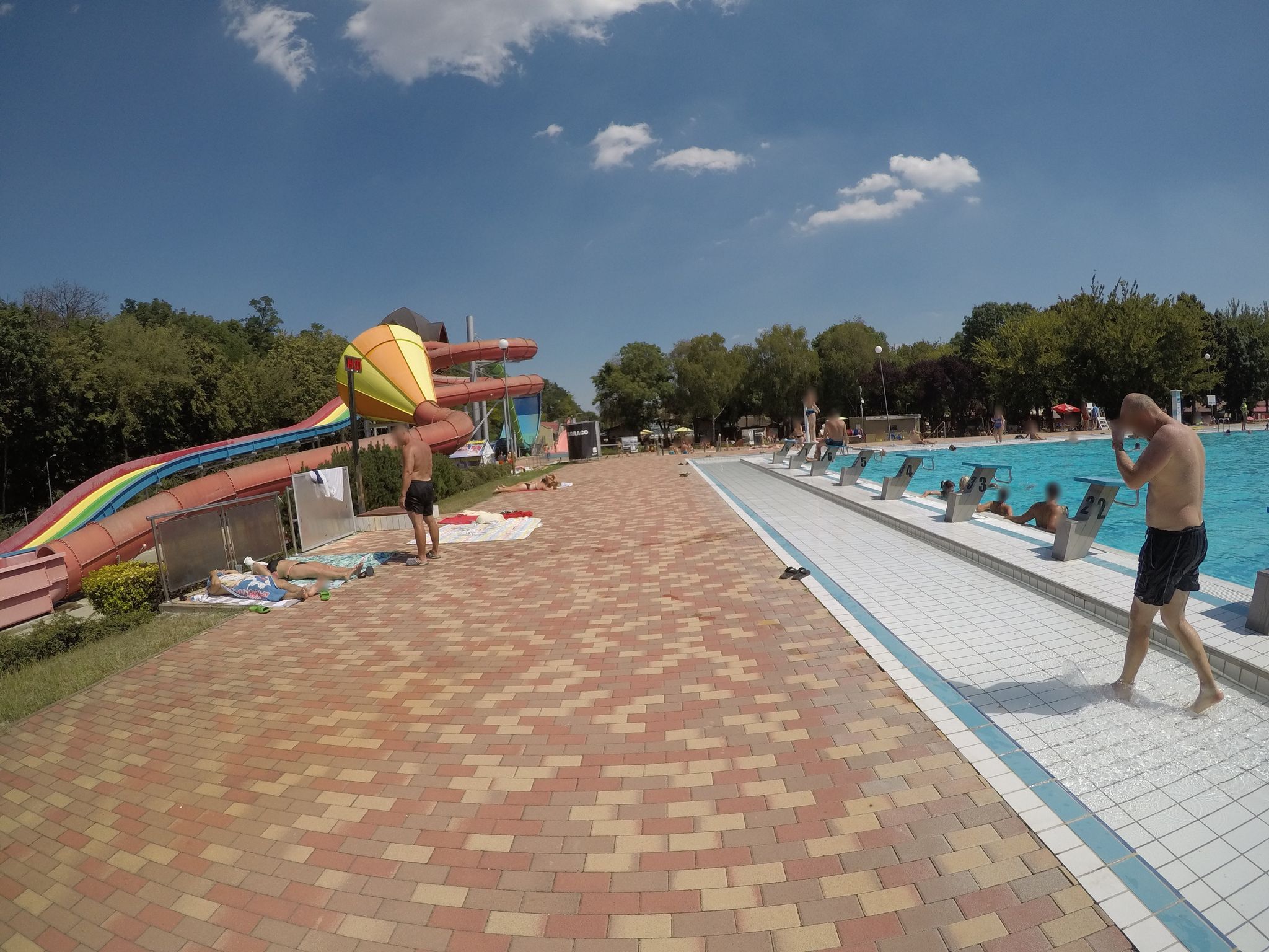 Ostrov s vodnou atrakciou mečovej fontány